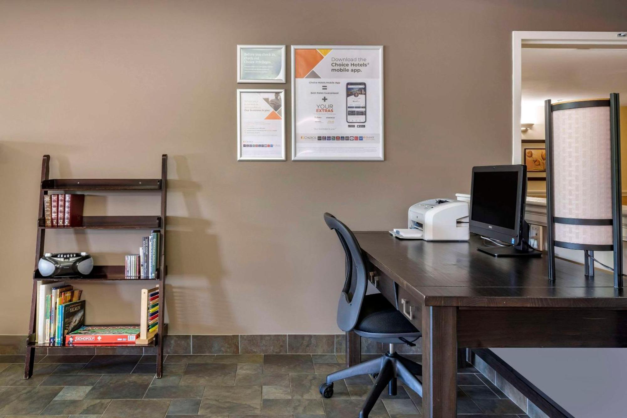 Quality Inn & Suites Quispamsis Rothesay Bagian luar foto