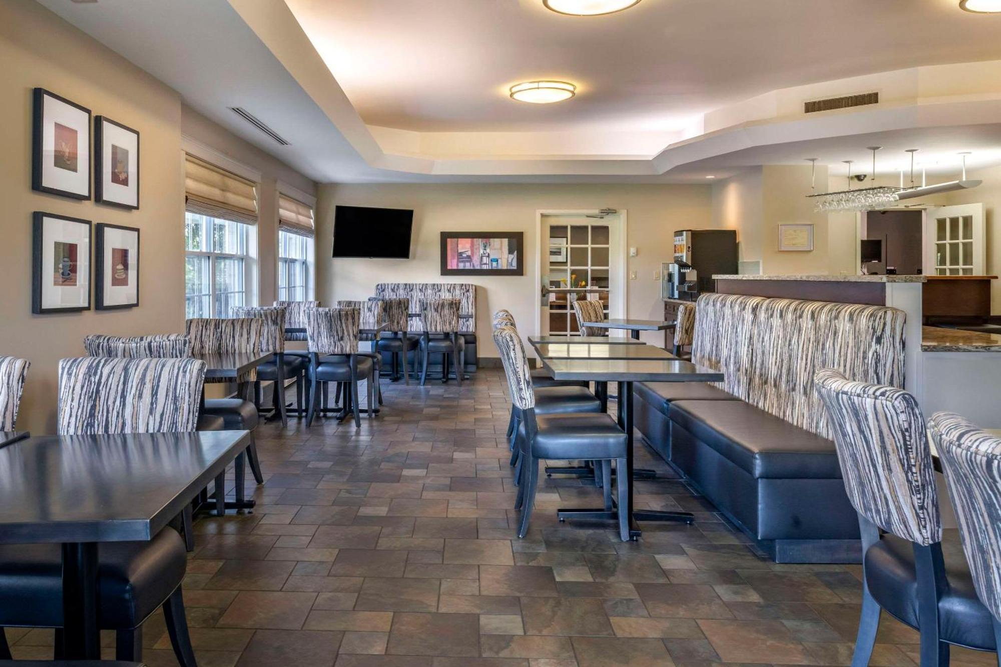 Quality Inn & Suites Quispamsis Rothesay Bagian luar foto