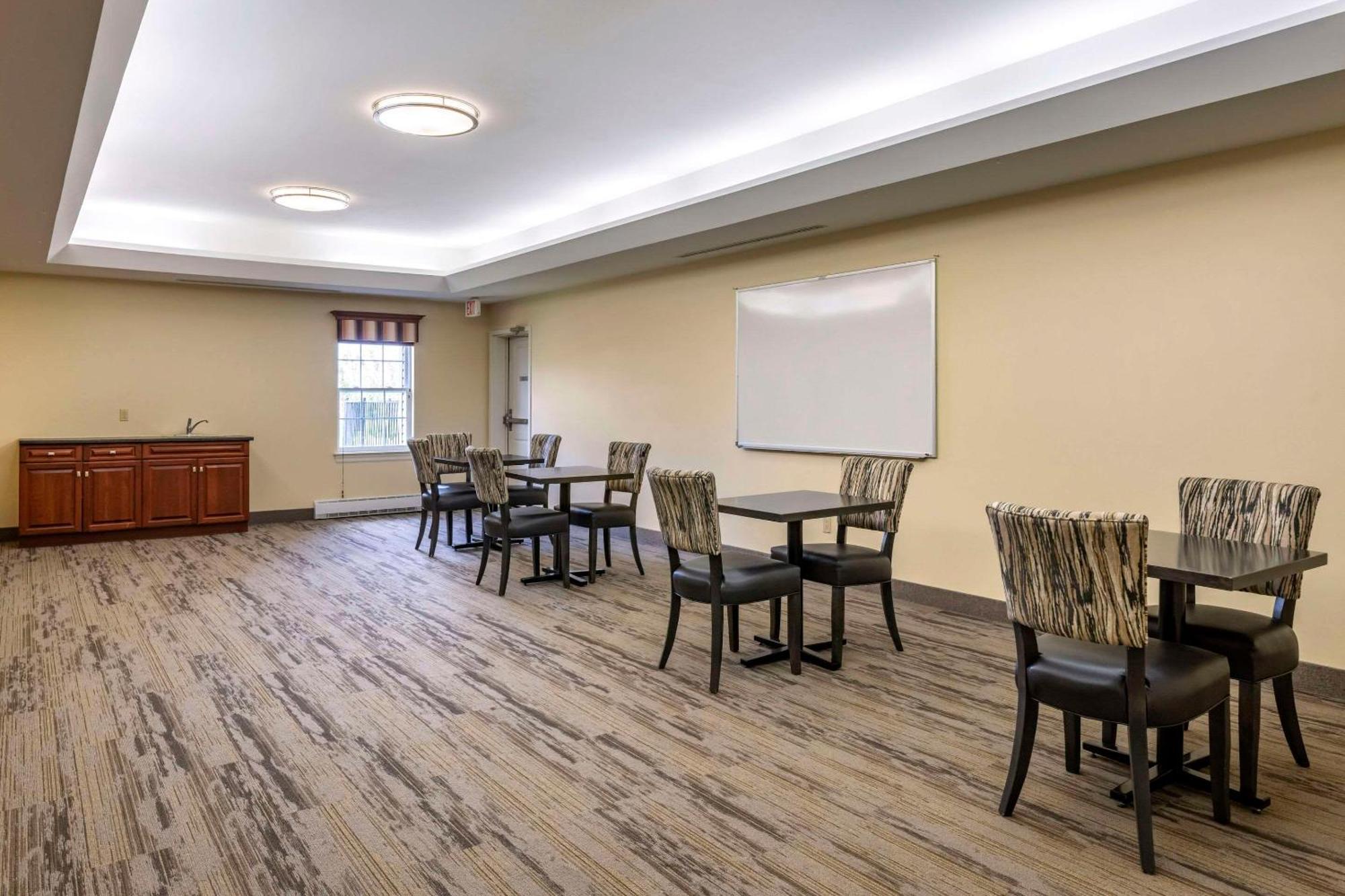 Quality Inn & Suites Quispamsis Rothesay Bagian luar foto